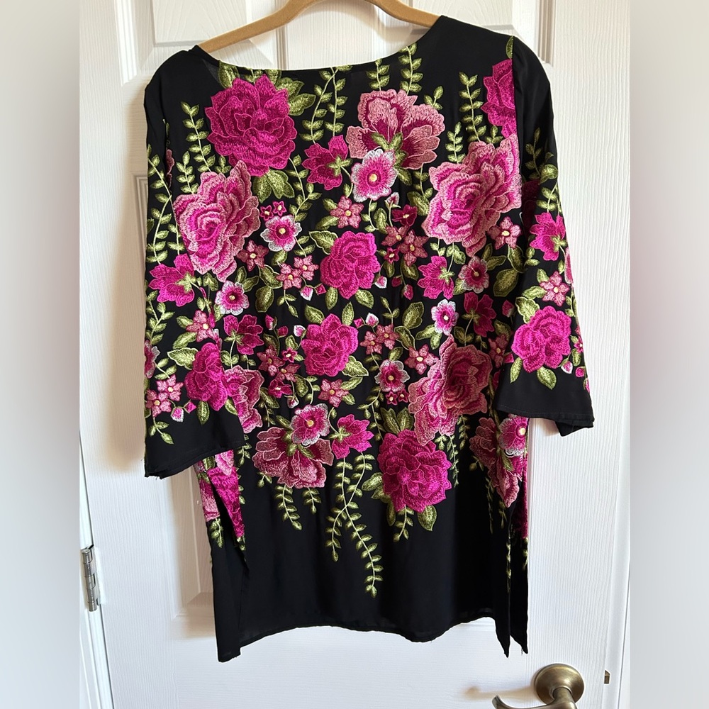 Karen Kane embroidery top, size s, armpit to armpit 20”, length 26. 1/2”